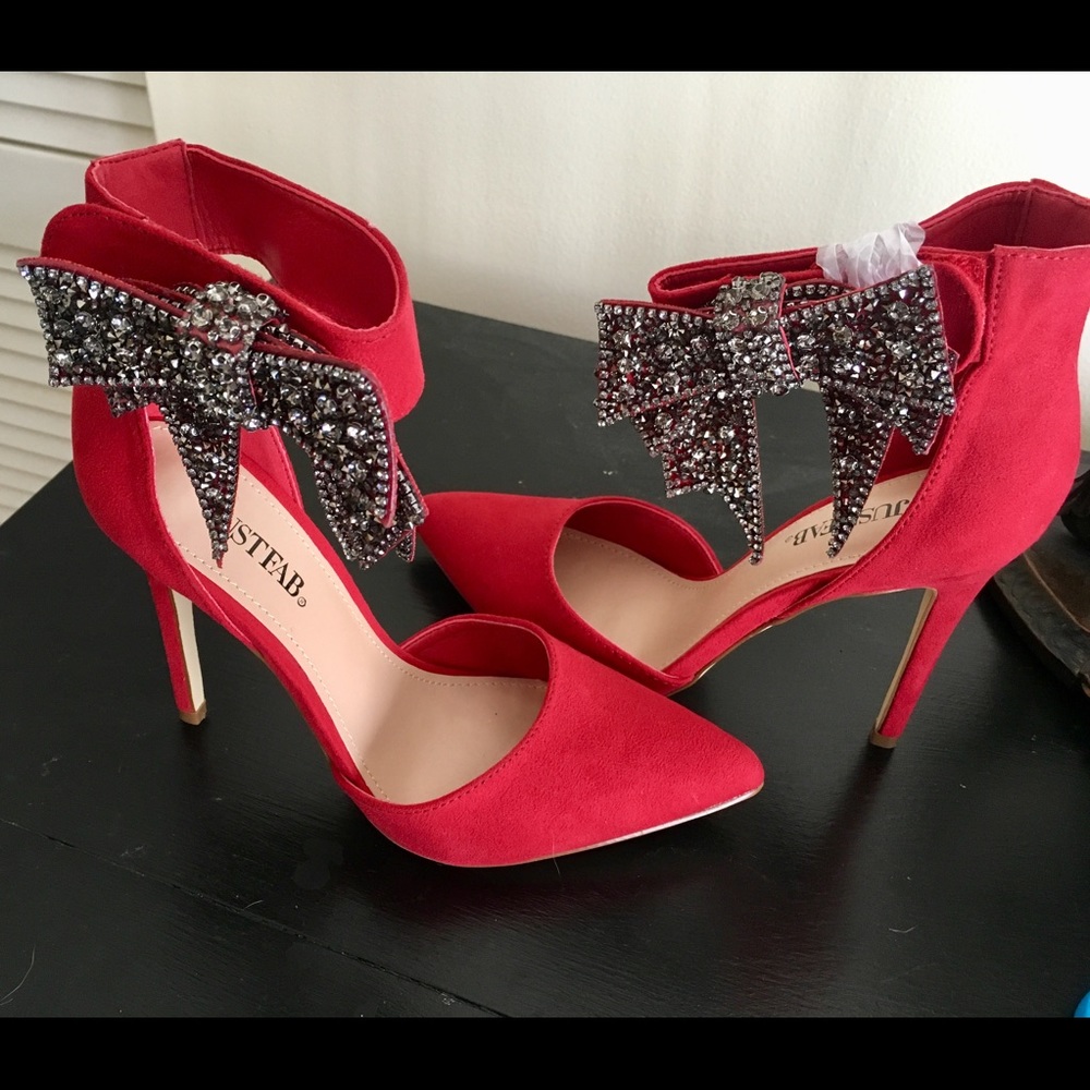 Red pump shoes